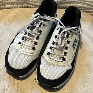 Sketchers white and black womens size 7 1/2 sneakers.